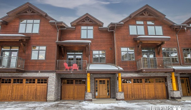 Inviting Spanish Peaks Townhome|Private Hot Tub| 15 min Drive to Resort
