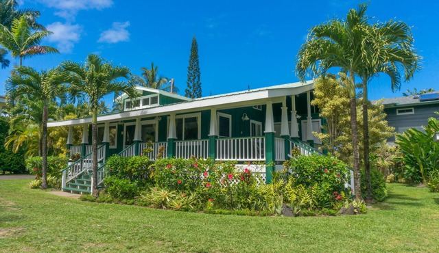 JUST A 5 MINUTE WALK TO THE BEACH OR HANALEI TOWN!