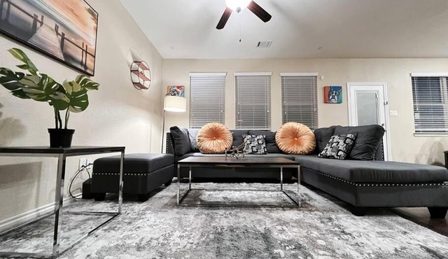 Katy home 5 bedrooms 6 beds 3 and half bath