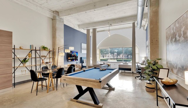 King 1B Steps to Downtown Parking and Gym Sleeps 6