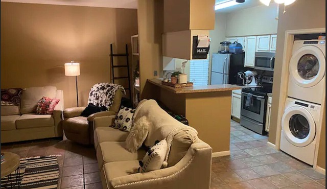 KING Bed, Pool, TV Sports Pack, WiFi, Washer and Dryer in Unit!