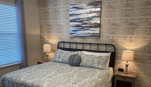 King Bed/Pool/Trendy Nbhd