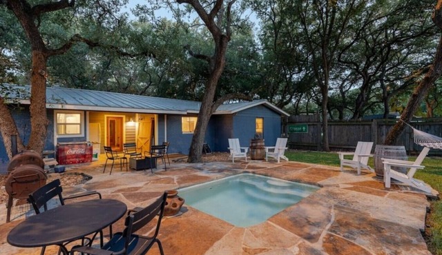 King Bed + Private Pool | Sleeps 8 | Minutes to Schlitterbahn