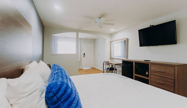 King Room | Steps to Kemah Boardwalk | Free Parking | 2 Mi to Clear Lake Beach