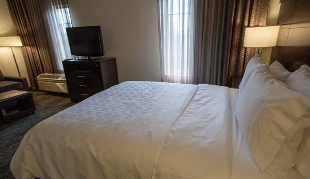 King Studio Suite w/Bathtub & Full Kitchen