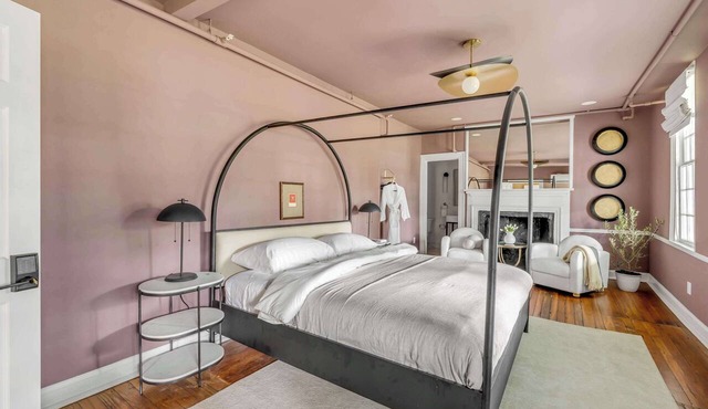 King Suite in Historic 1785 Bed & Breakfast Hotel!