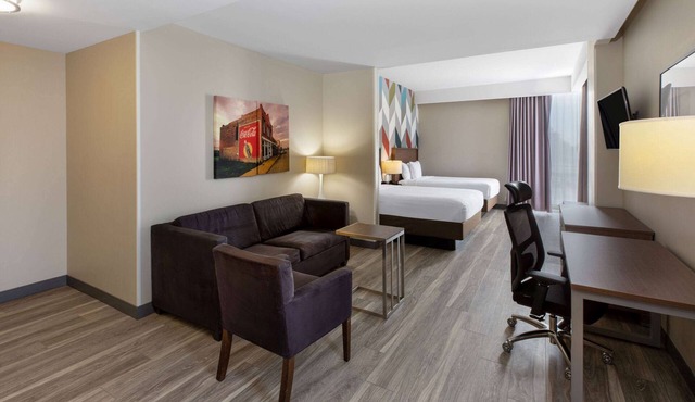 La Quinta Inn & Suites by Wyndham Tulsa Downtown/Route 66
