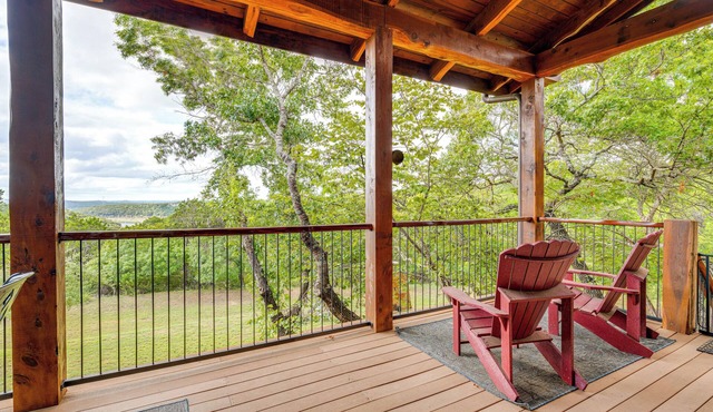 Lake Travis Views! Hollows Cabin, Pools, Sleeps 10