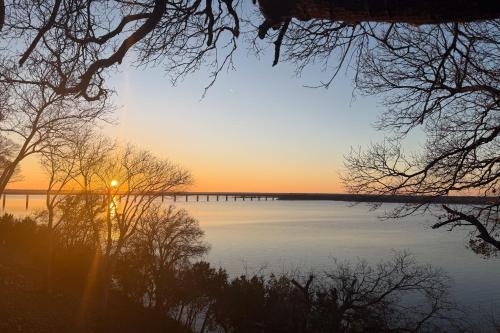 Lake Whitney A-Frame w/Sunset Views: 4BR, 2BA