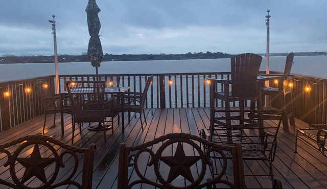 Lakefront Breezy Bungalow Chalet in Granbury
