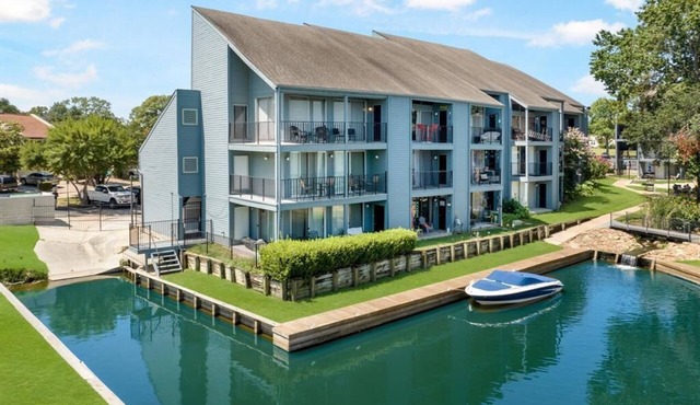 Lakefront Escape with a View! Your Lake Conroe Vacation Starts Here