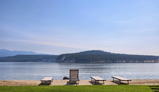 LAKEFRONT*FIREPIT*BBQ*PATIO*BEACH