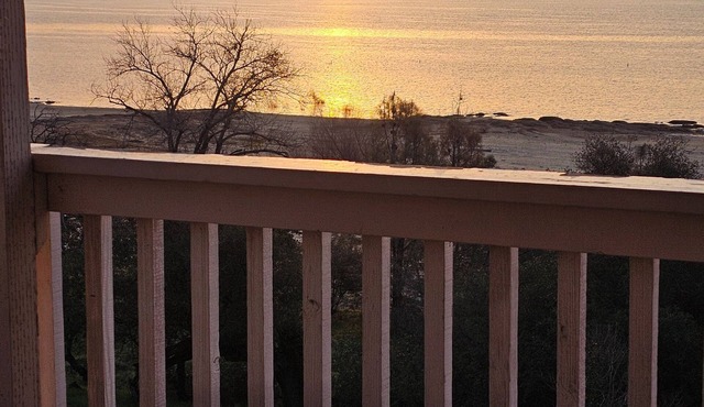 Lakefront panoramic views! 3-bedroom 2-bathroom house in beautiful Granite Bay
