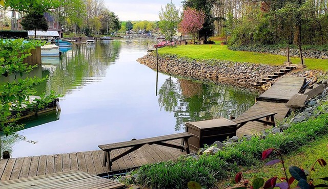 Lakefront retreat. Kayaks, porch swings, grill, dock. Please read description.