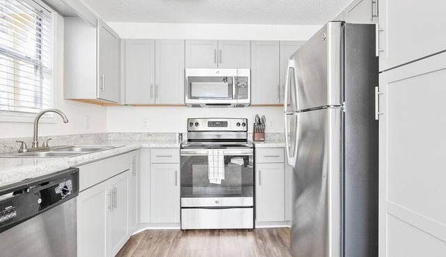 Landing at Crowne Club Apartments - 2 Bedrooms in Downtown Winston Salem