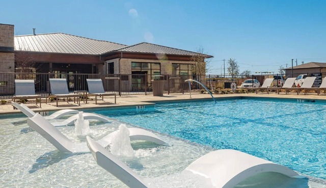 Landing | Beautiful 1BD, Clubhouse, Pool