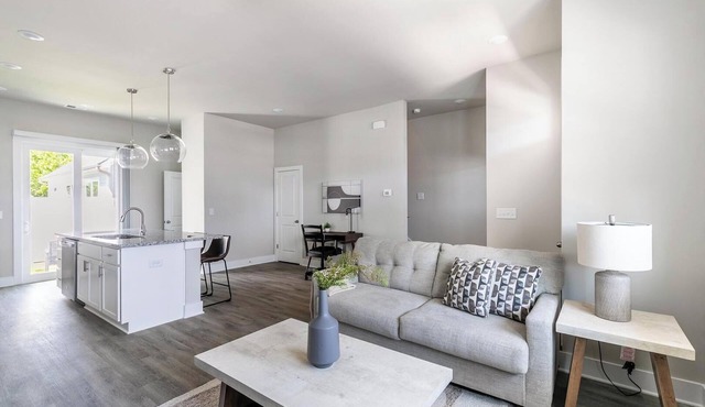Landing | Beautiful 2BD, Gym