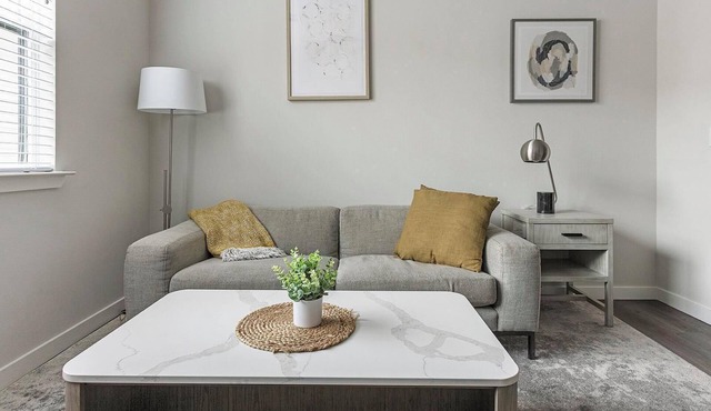 Landing | Chic 1BD, Pool, Gym