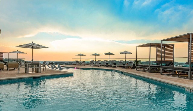 Landing | Chic 2BD, Clubhouse, Pool