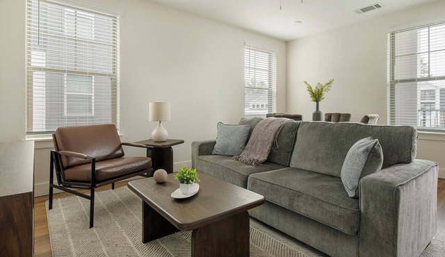 Landing | Chic 2BD, Gym