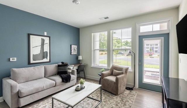 Landing | Chic 2BD, Gym, Pool