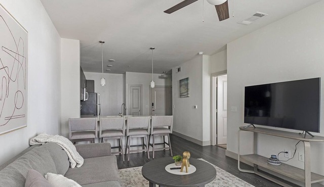 Landing | Modern 1BD, Gym, Pool
