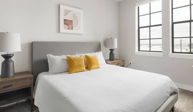 Landing | Modern 1BD, Rooftop Lounge, Gym