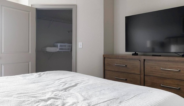 Landing | Stunning 1BD, Gym, Pool
