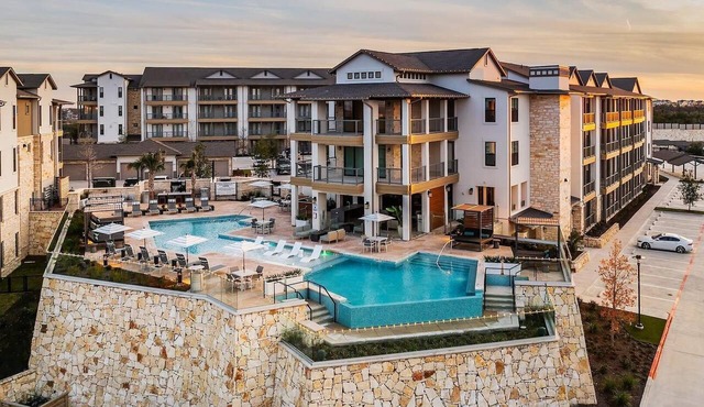Landing | Stunning 2BD, Pool, Clubhouse