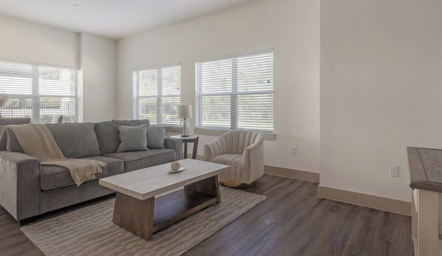 Landing | Stylish 2BD, Yoga Studio, Courtyard