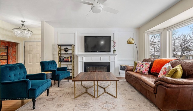 Large 4-level Split, 6 Bedrooms, 16 Beds, Nespresso, Near Fish Creek!