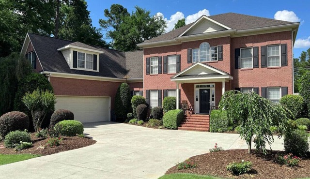 Large 5B/3.5b home with 6 gel foam beds Genetix 14