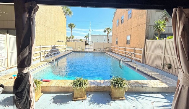 Latitude Adjustment-One block from the beach, shared pool, one dog allowed.