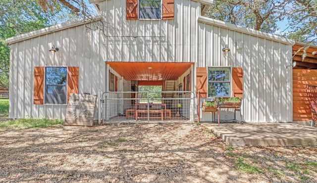 Live Oak Lodge ↠ Rustic Barndo w Dog (or Kid) Run, Pickleball