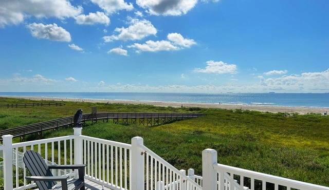 Located in Galveston at Grand Beach │HIGHEST RATED HOUSE │BEACHFRONT │Elevator