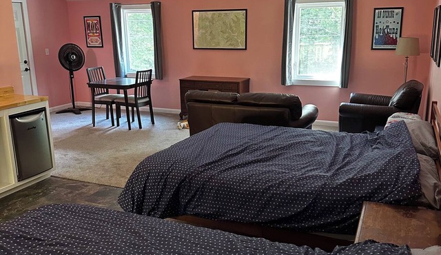 Loft studio in charming Sewanee! Directly on Mt Goat Trail minutes from downtown