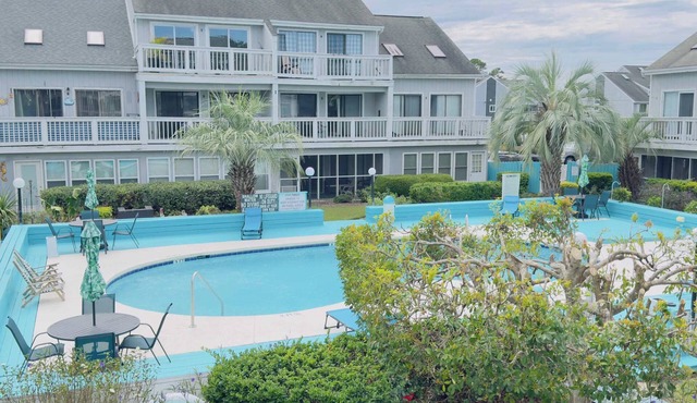 Lovely 2 bedroom condo with pool J3