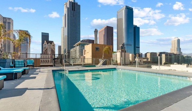 Lux &Contemporary 2BD Condo w/ Pool in Downtown LA