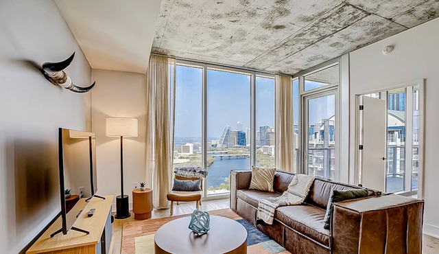 Luxe 24th flr condo w/wraparound lake-view balcony, rooftop pool, gym