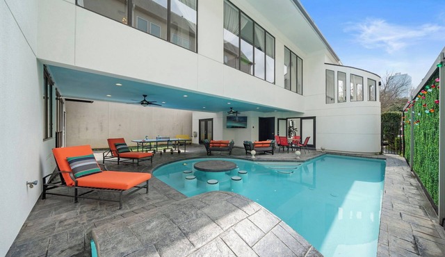 Luxe Kirby Retreat. Heated Pool, King Suites & Games. Secluded, Central Setting