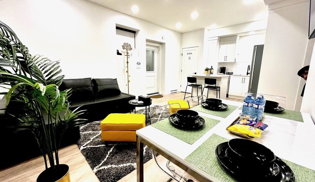 Luxurious, Modern & Stylish 2 Bedroom Suite, Near Vancouver, Pet Friendly