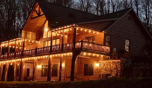Luxurious Mountain Getaway w/Pool and Sauna! Sleeps 20