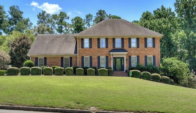 Luxurious Stay 6 Miles from the Masters! Pool, Hot tub, Robes, and More!