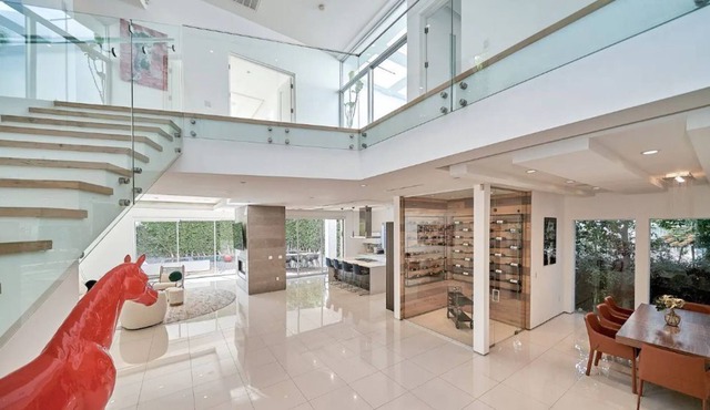 Luxurious Villa Located in Hancock Park