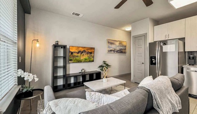 Luxury 1BD | Uptown | Sleeps 4 | Free Parking