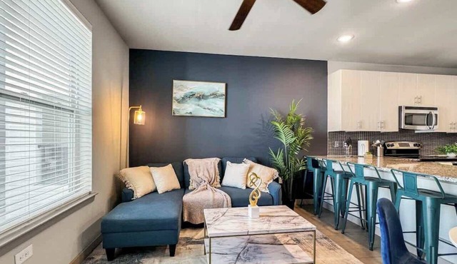 Luxury 1BD | Uptown | Sleeps 4 | Free Parking
