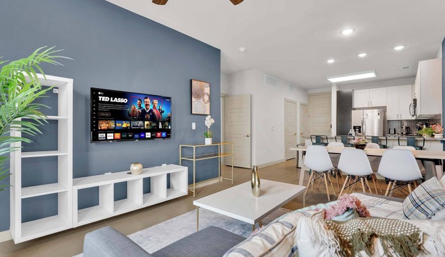 Luxury 1BD | Uptown | Sleeps 4 | Free Parking