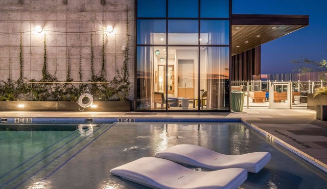 Luxury 26th flr condo, rooftop pool, Rainey Street, dog-friendly