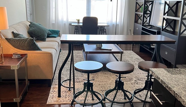 Luxury 2BD Apt with Pool & Gym- 5 min from Uptown!