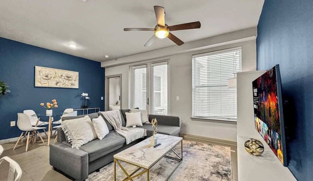 Luxury 2BD | Uptown | Sleeps 8 | Free Parking